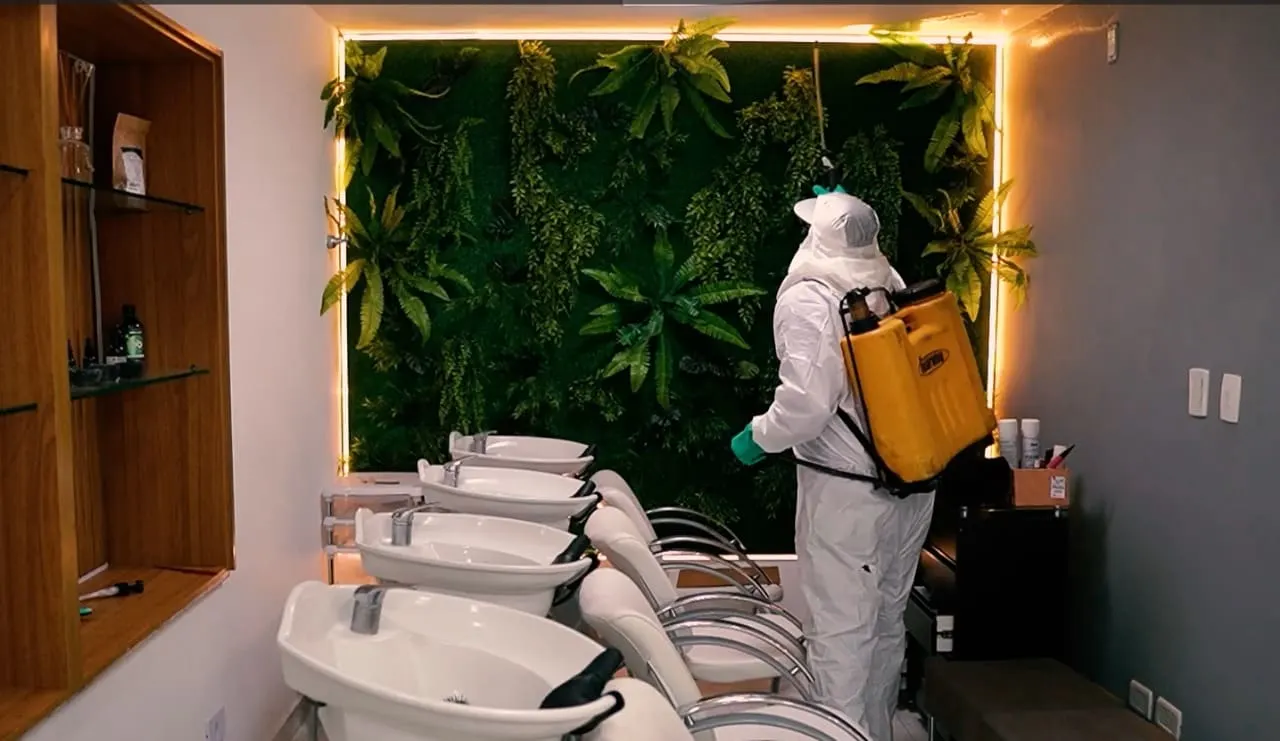 Técnico da Ducktec aplicando em estabelecimento comercial, com o ambiente preservado