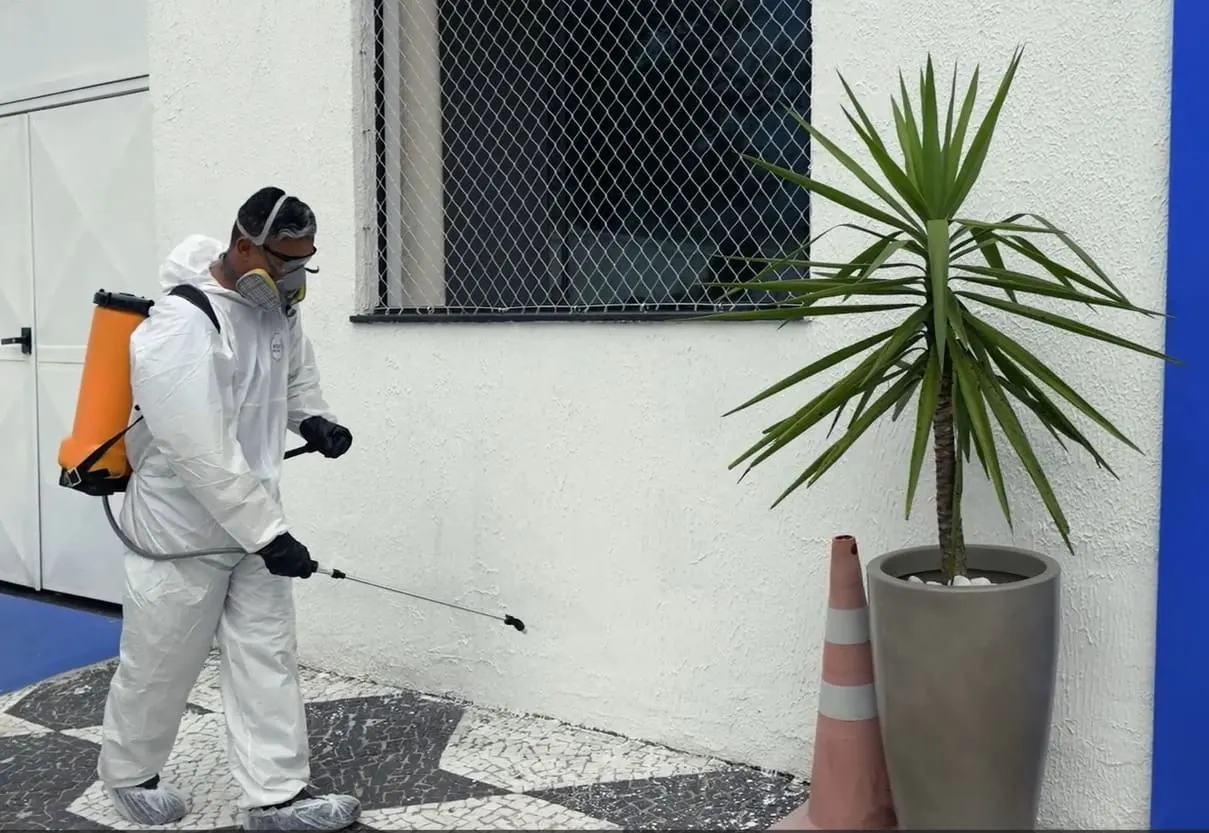 Vedação e aplicação perimetral em janela contra escorpião